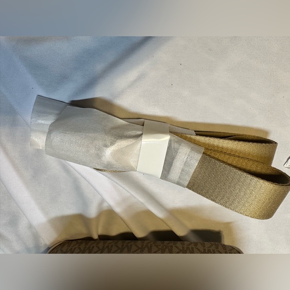 Michael Kors NWT large weekend travel bag. Beautiful Miami style bag so cute - Picture 14 of 16